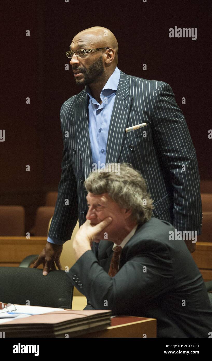 L'ancienne star de la NFL, Irving Fryar, se prépare à s'asseoir à la table des accusés au palais de justice du comté de Burlington, en New Jersey, le mardi 21 juillet 2015, comme la sélection de jury commence dans son procès sur une escroquerie d'hypothèque présumée. (Photo de Clem Murray/Philadelphia Inquirer/TNS) *** Veuillez utiliser le crédit du champ de crédit *** Banque D'Images