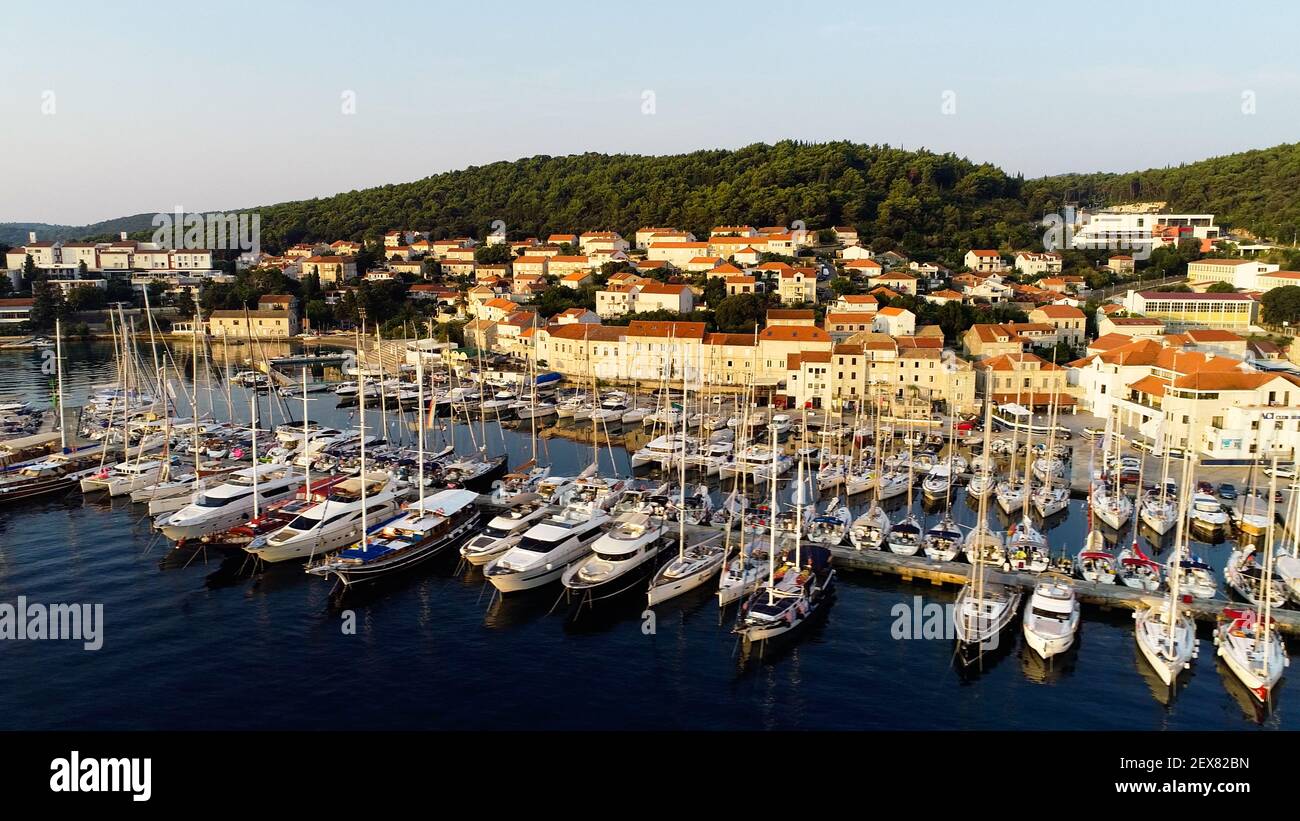 Vue aérienne de beaucoup de bateaux et de yachts amarrés dans la marina en été. Festival de yacht Croatie, France, fort Lauderdale, Italie, Monaco. Banque D'Images