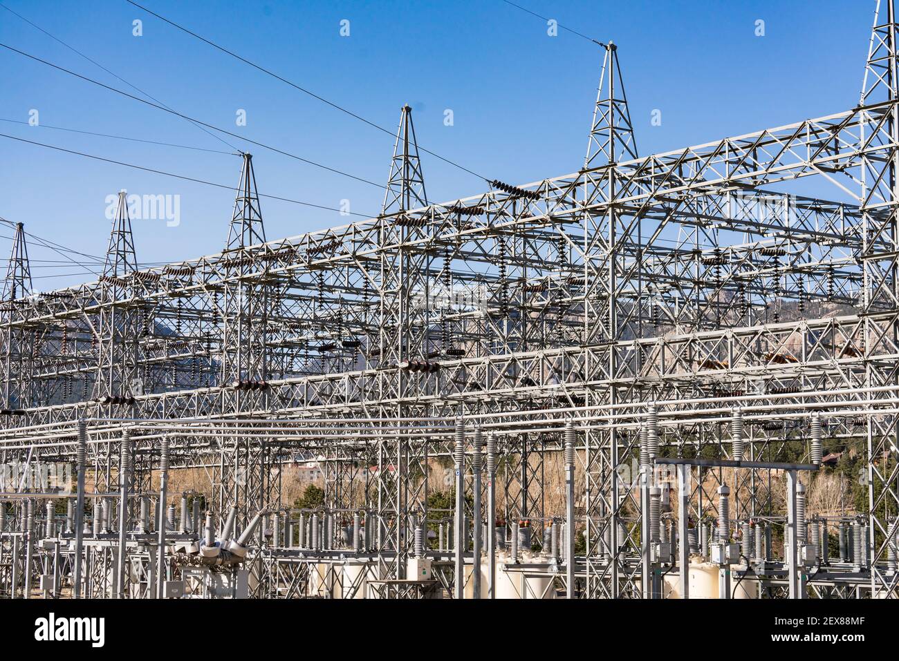 Centrale électrique avec montagnes en arrière-plan Banque D'Images