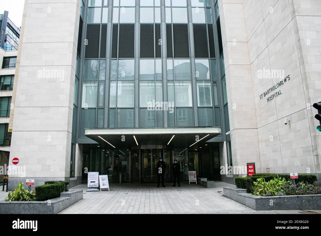 WESTMINSTER LONDRES, ROYAUME-UNI 4 MARS 2021. Les policiers de la ville de Londres se tiennent à l'entrée de l'hôpital St Bartholomew. Le duc d'Édimbourg a subi une procédure réussie mercredi pour une maladie cardiaque existante selon le palais Buckinghame et a été transféré lundi de l'hôpital du roi Edward VII à l'hôpital St Bartholomew. Credit amer ghazzal/Alamy Live News Banque D'Images