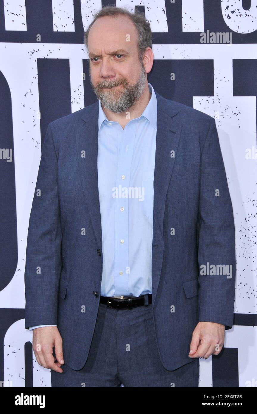 Paul Giamatti arrive à la première de 'Straight Outta Compton' Los Angeles qui s'est tenue au Microsoft Theatre LA Live à Los Angeles, CA, le lundi 10 août 2015. (Photo de la Sathanlee B. Mirador) *** Veuillez utiliser le crédit du champ de crédit *** Banque D'Images