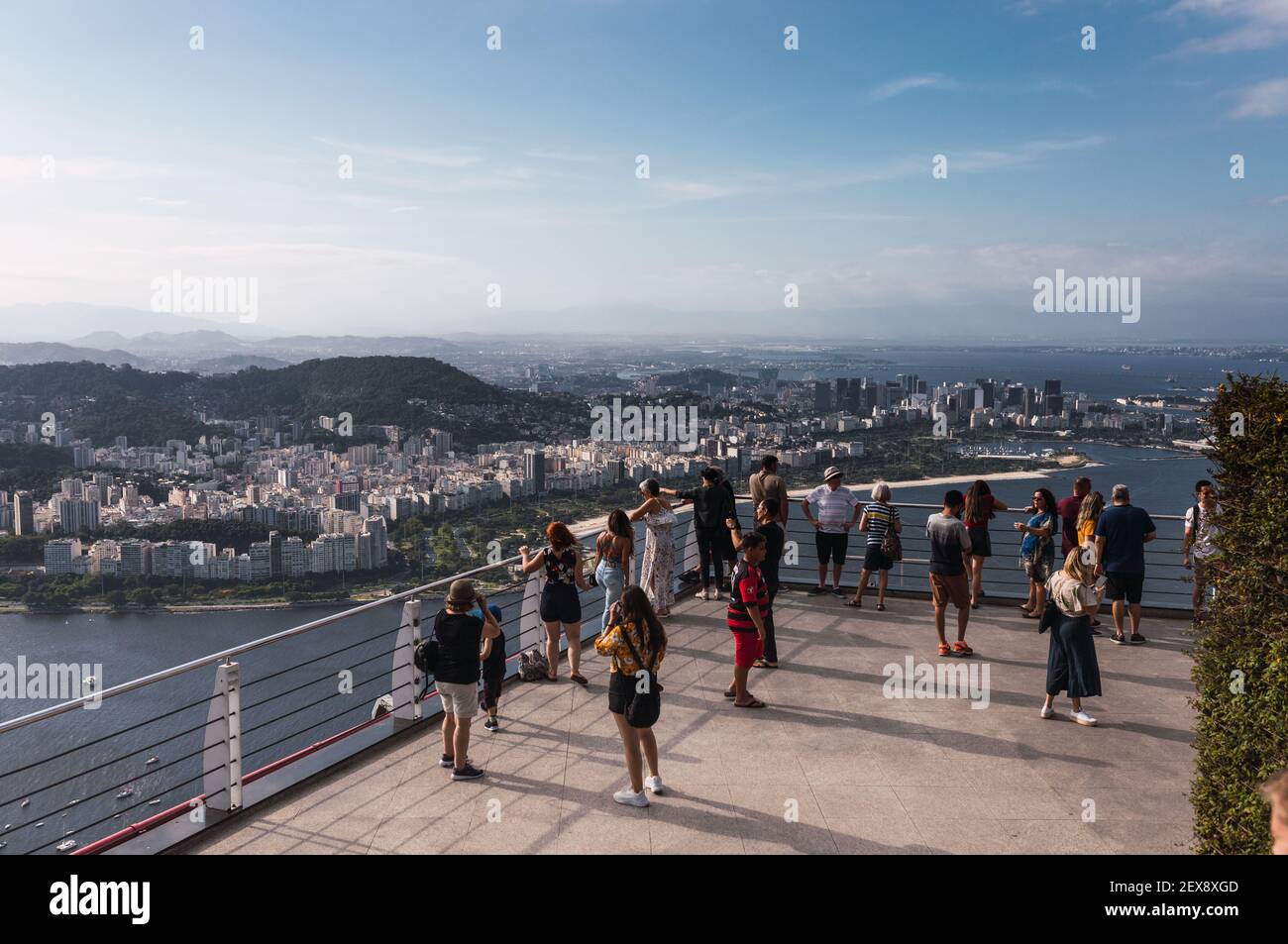 RIO DE JANEIRO, BRÉSIL - 28 févr. 2021: Un groupe de personnes en vacances appréciant la vue du balcon du monument Pan de Azucar à Rio de Janei Banque D'Images