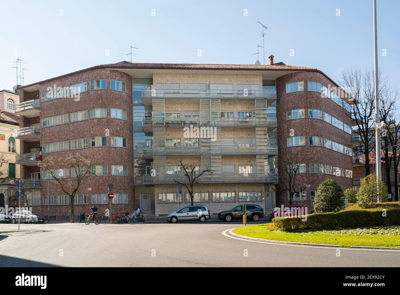 Udine, Italie. 3 mars 2021. Vue extérieure du palais Piussi Levi également appelé palais de verre dans le centre-ville, conçu par l'architecte Ermes Banque D'Images