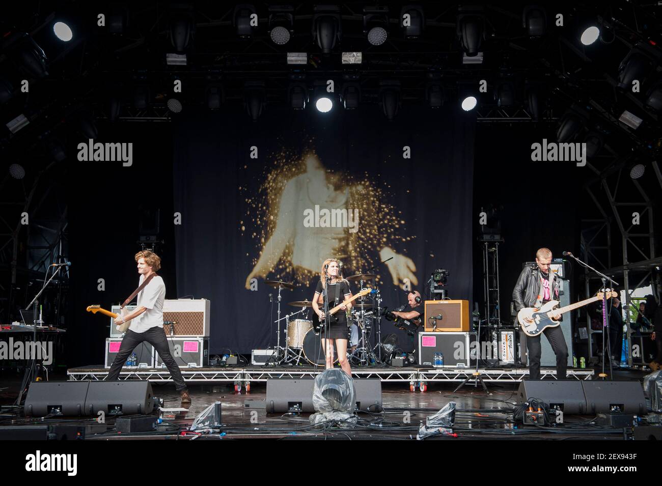 Wold Alice se produire en direct sur scène le jour 3 de Bestival 2016, Robin Hill Country Park sur l'île de Wight.photo Date: Samedi 10 septembre 2016. Le crédit photo devrait se lire: David Jensen Banque D'Images