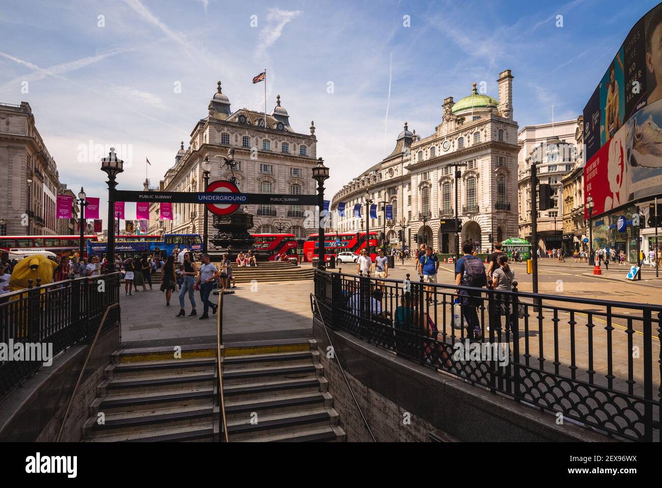 1 juillet 2018: scène de rue près de piccadilly Circus, un carrefour routier et un espace public dans la ville de Westminster, londres, angleterre, royaume-uni. Il a été construit en 1 Banque D'Images