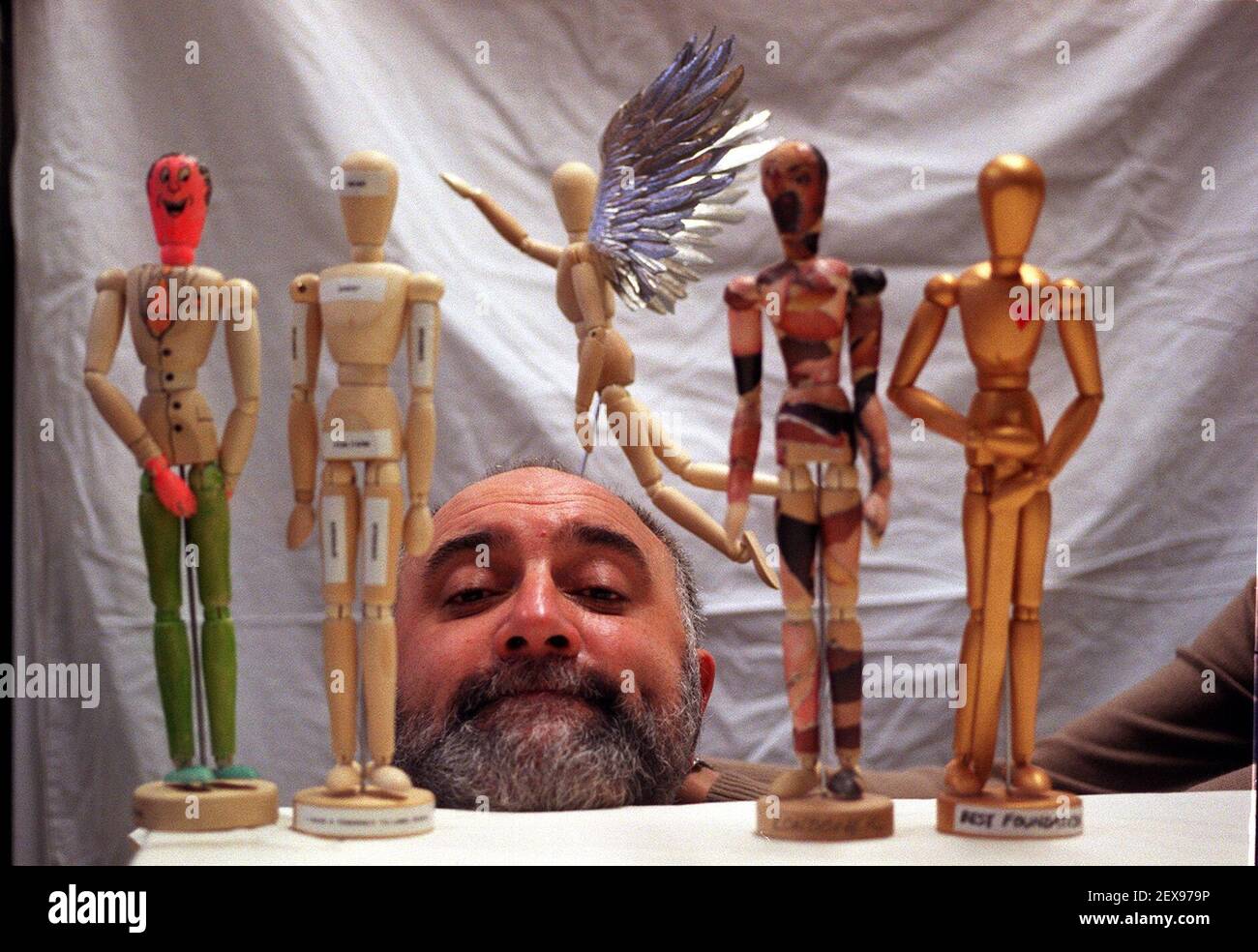 Comédien Alexei Sayle décembre 1999 la Fondation médicale pour le Les soins aux victimes de la torture ont envoyé des mannequins d'artistes à plus de 100 personnes célèbres pour qu'elles se transforment en œuvres de Art qui pourrait alors être mis aux enchères la collection appelée confort D'étrangers est de se présenter d'abord est illustré Alexei Sayle qui a un mannequin dans l'ensemble qui semble lancer toute la chose que l'or est Par Emma Thompson le patchwork est par Ken Livingstone, le ange par Richard Hudson et celui avec un smiley Face à Norman Wisdom Banque D'Images