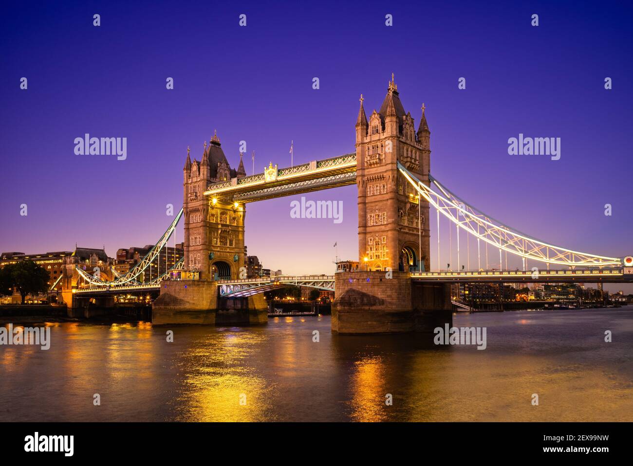 Tower Bridge au bord de la tamise à Londres, angleterre, Royaume-Uni Banque D'Images