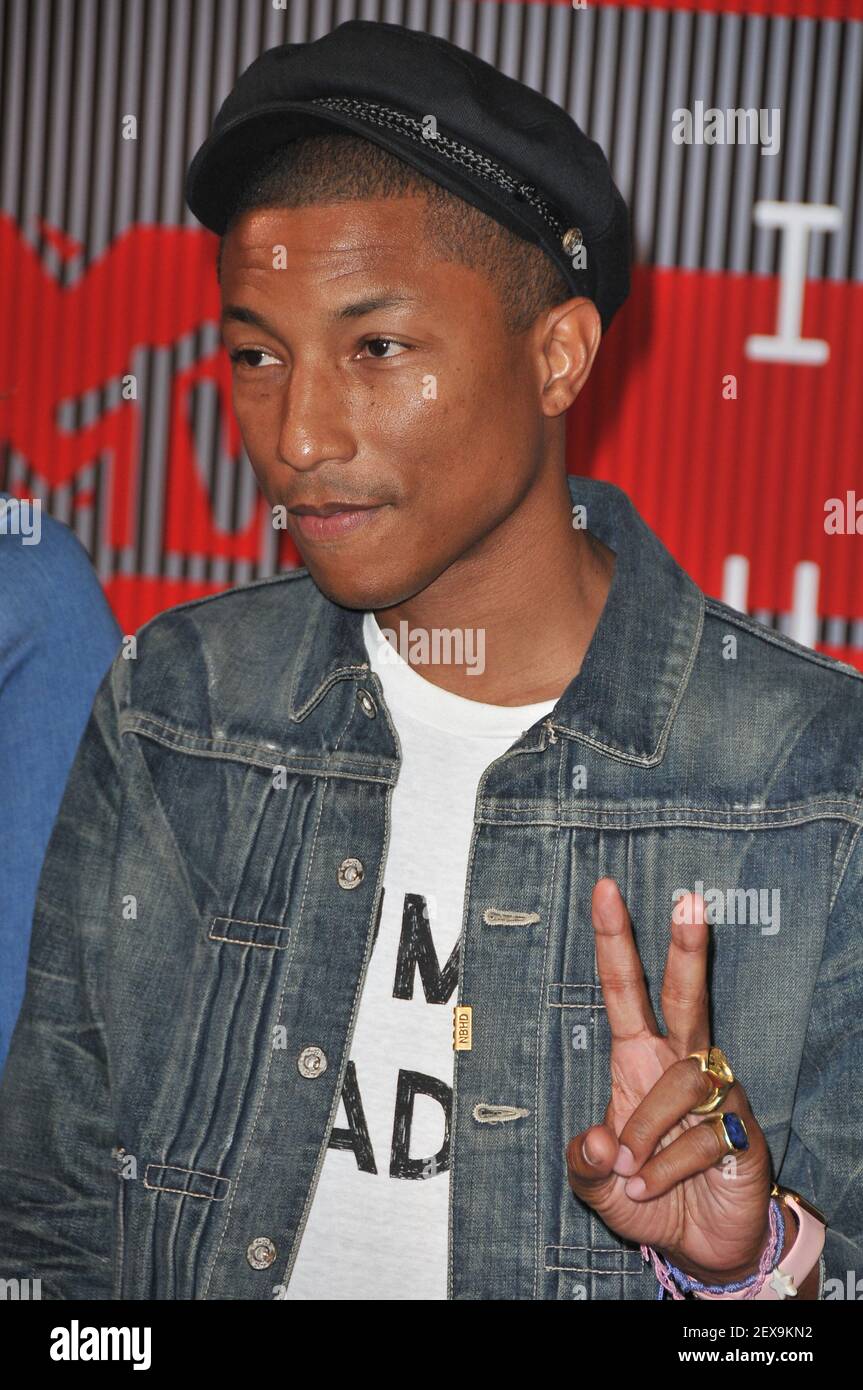 Pharrell Williams arrive aux MTV Video Music Awards 2015 qui se tiennent au Microsoft Theatre de Los Angeles, en Californie, le 30 août 2015. Photo par: Sthanlee B. Mirador *** Veuillez utiliser le crédit du champ de crédit *** Banque D'Images
