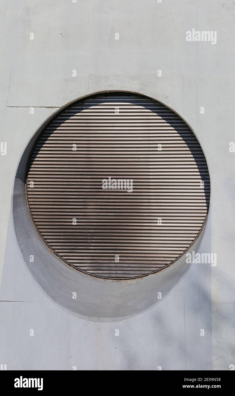 Gros plan des fentes de ventilation en cercle isolées lamelle sur le mur blanc Banque D'Images