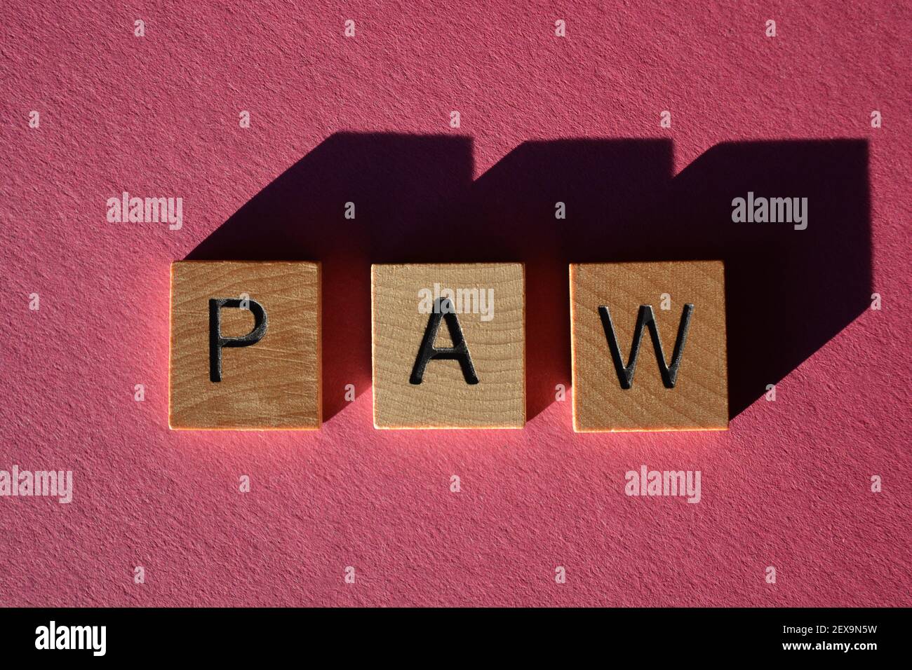 PAW est l'acronyme de parents regardent, ou Post apocalyptique World, isolé sur fond clair Banque D'Images