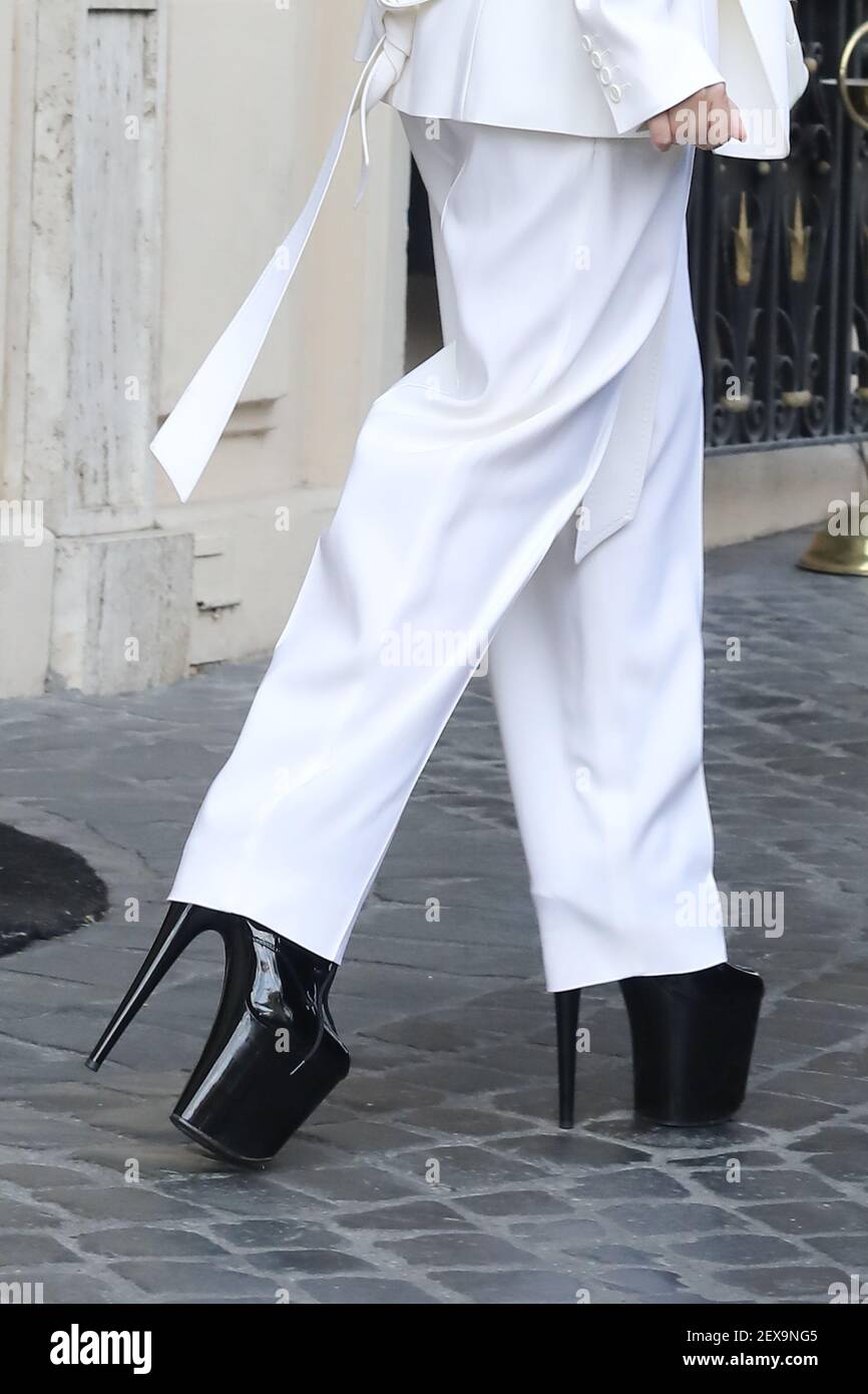 Rome, Italie. 04e mars 2021. Rome, Lady Gaga quitte l'hôtel. Photo: Chaussures Lady Gaga crédit: Agence de photo indépendante/Alamy Live News Banque D'Images