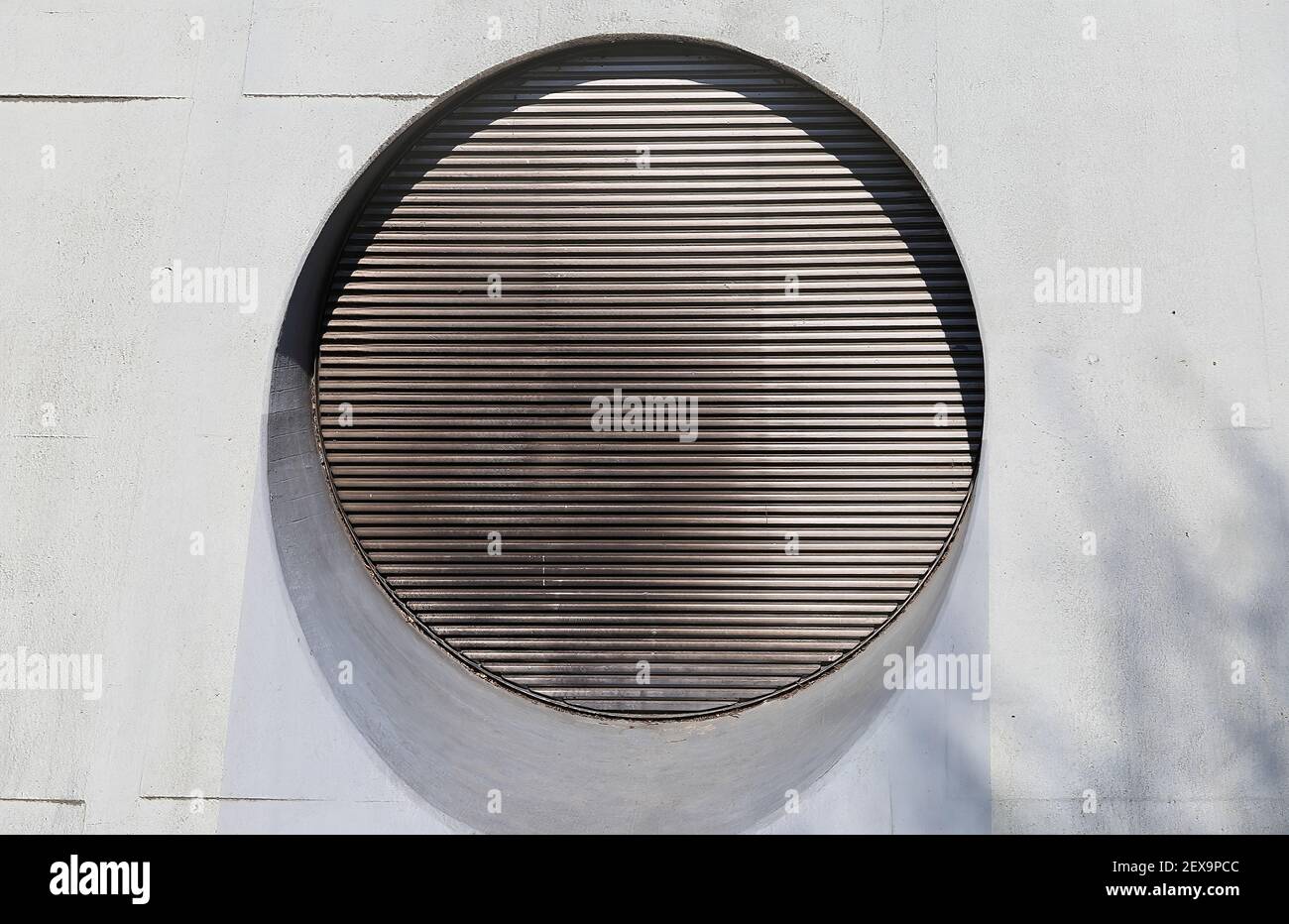 Gros plan des fentes de ventilation en cercle isolées lamelle sur le mur blanc Banque D'Images