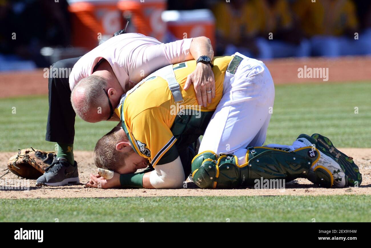L'entraîneur Walt Horn vient à l'aide de Stephen Vogt d'Oakland ...