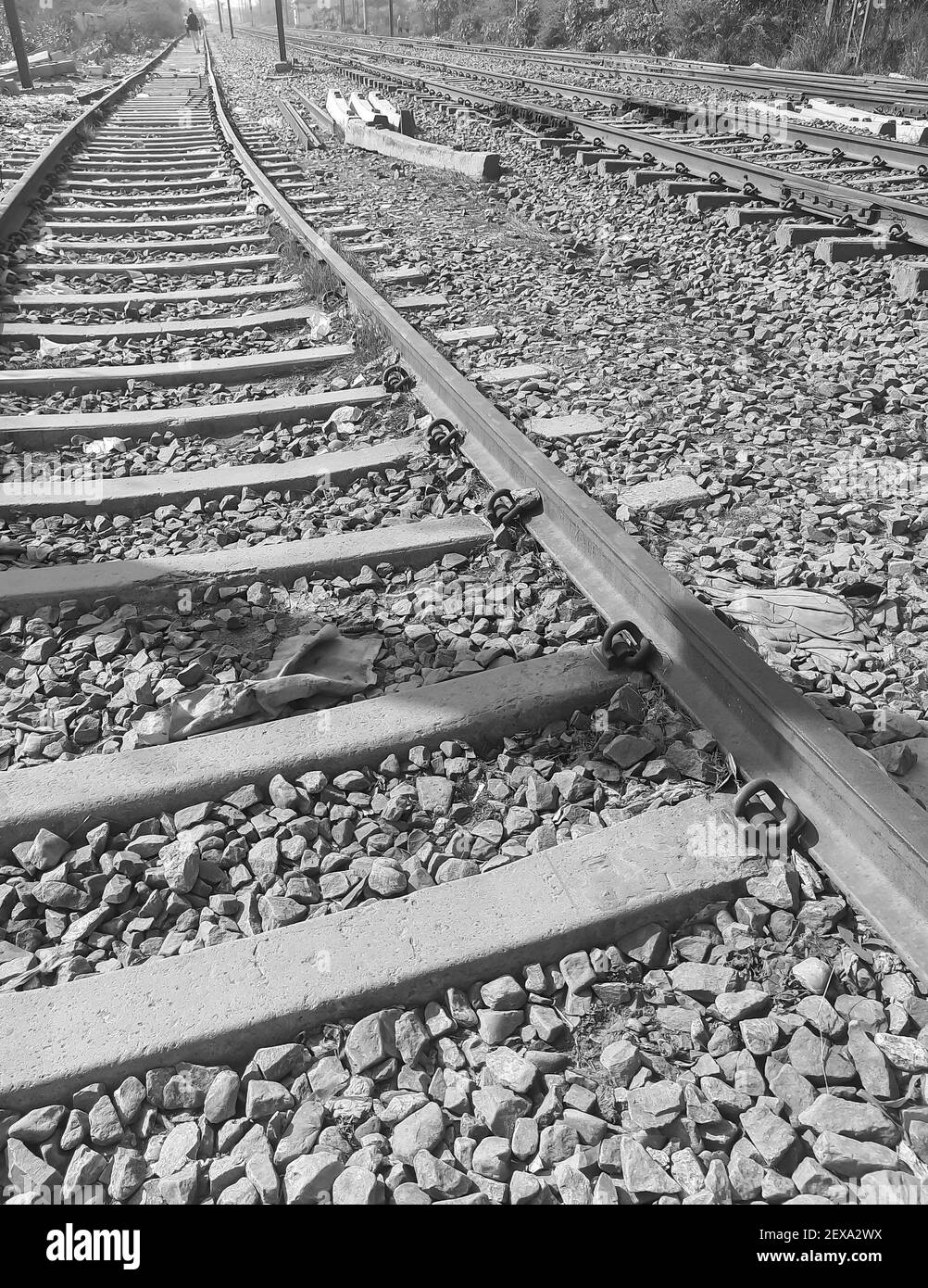 Vue sur les chemins de fer du milieu pendant la journée à Delhi Inde, vue sur les chemins de fer indiens, jonction Indian Railway. Industrie lourde – Noir et Banque D'Images