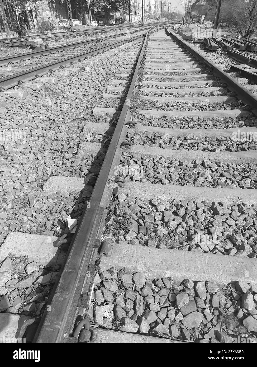 Vue sur les chemins de fer du milieu pendant la journée à Delhi Inde, vue sur les chemins de fer indiens, jonction Indian Railway. Industrie lourde – Noir et Banque D'Images