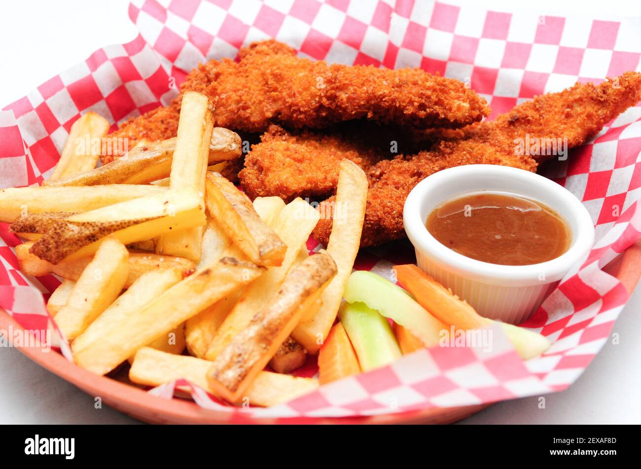 lanières de poulet panées avec frites et sauce à trempette un panier repas Banque D'Images