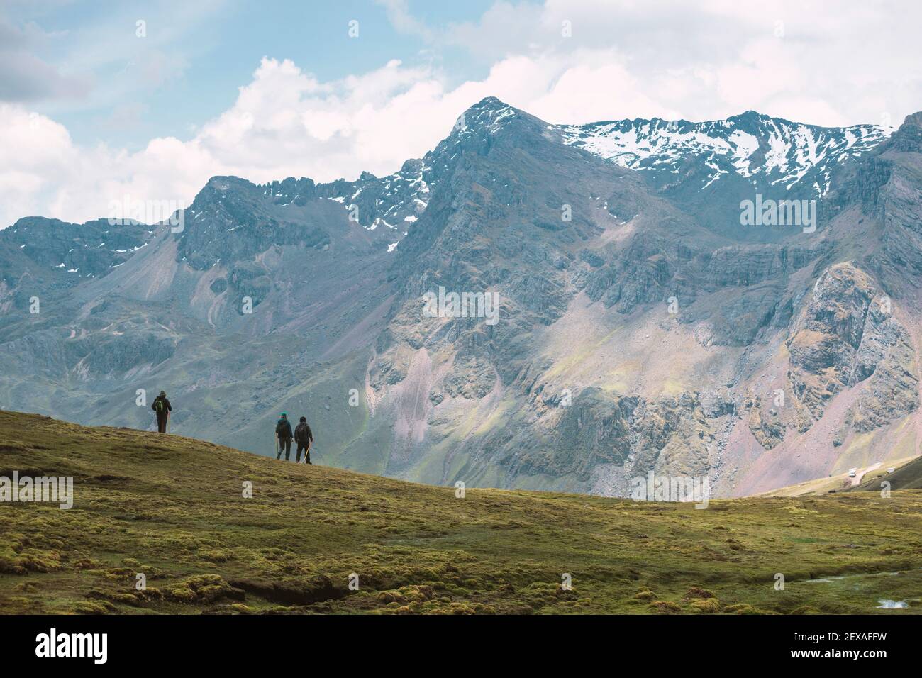 Paysage de montagne avec trois randonneurs sur la pente dans les Andes péruviennes Banque D'Images