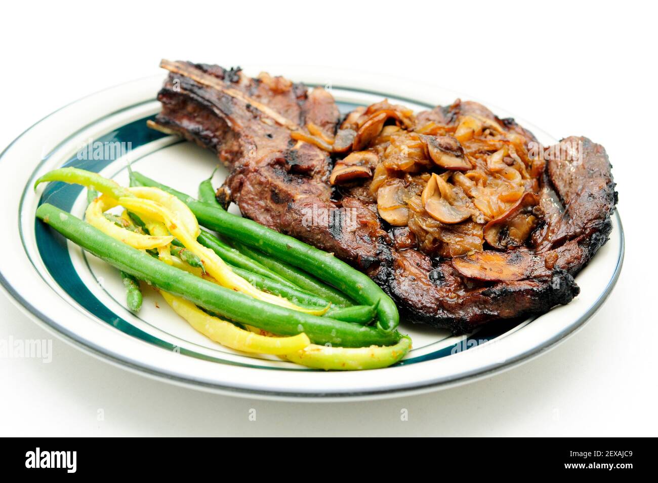 steak de côtes avec champignons sautés et oignons, et légumes Banque D'Images