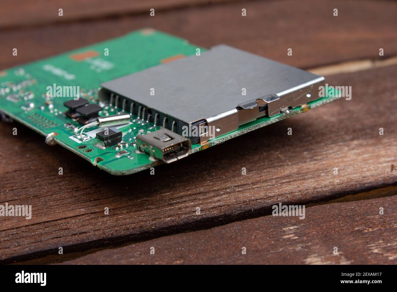 PCB de carte de circuit imprimé , une technologie CMS à montage en surface qui connecte les micropuces à la carte mère Banque D'Images