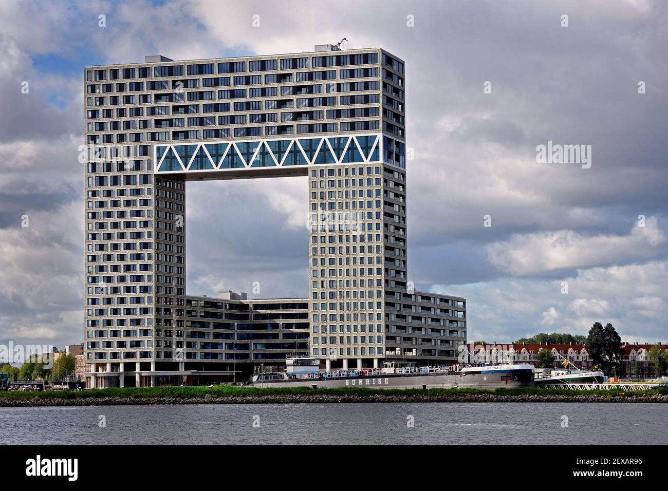 Amsterdam pays-Bas Appartements à l'architecture moderne sur Westerdoksdijk et entre Oude Houthaven et IJ port Harbour Canal Amsterdam, pays-Bas, (de Pontsteiger, également connu sous le nom de Pontsteiger bâtiment ou bâtiment million, est une tour résidentielle dans la ville néerlandaise d'Amsterdam. Conçu par Arons en Gelauff Architecten,) Banque D'Images