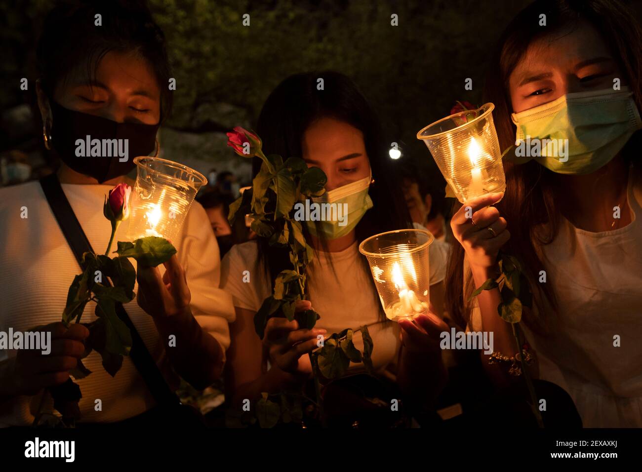 Bangkok, Bangkok, Thaïlande. 4 mars 2021. Des centaines de citoyens du Myanmar résidant en Thaïlande se sont réunis au complexe des Nations Unies de Bangkok pour protester contre une intervention internationale dans leur pays d'origine après que des dizaines de manifestants pro-démocratie ont été tués par les forces de sécurité birmanes au cours de la semaine dernière. Le mouvement de protestation contre le coup d'État est devenu de plus en plus violent, les soldats et la police ayant de plus en plus utilisé des balles réelles sur les manifestants dans tout le pays. Credit: Adryel Talamantes/ZUMA Wire/Alamy Live News Banque D'Images