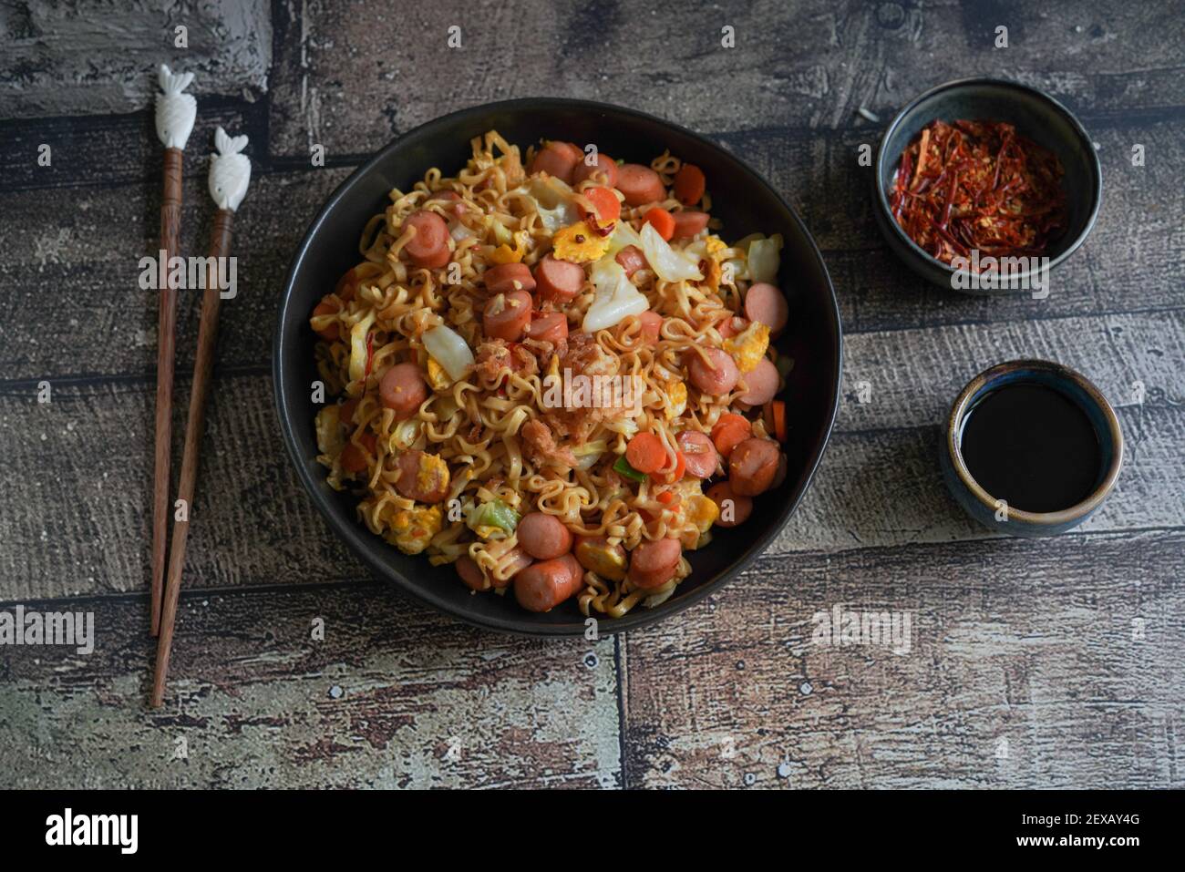 Nouilles frites indonésiennes, Mie Goreng Sosis Banque D'Images