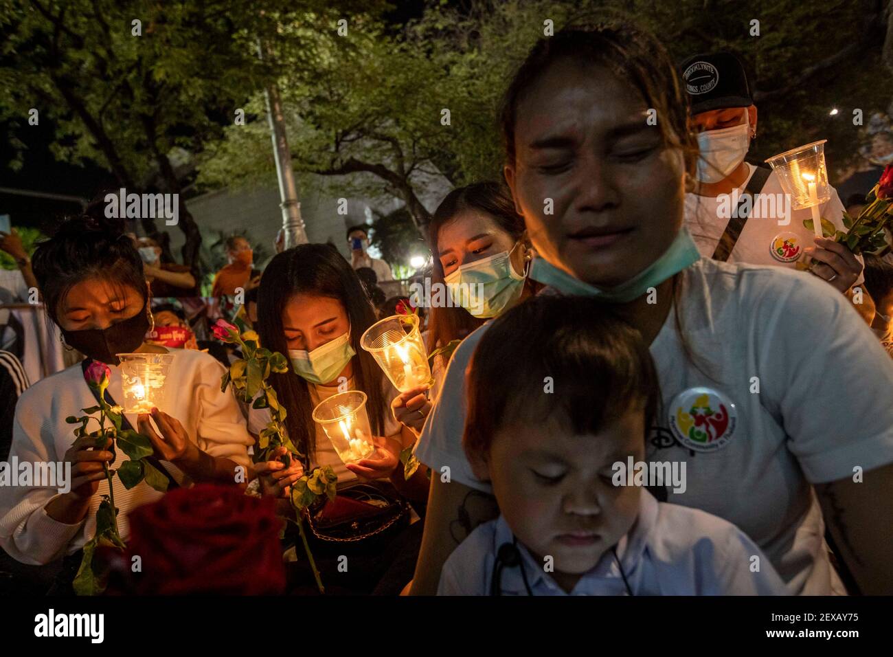 Bangkok, Bangkok, Thaïlande. 4 mars 2021. Des centaines de citoyens du Myanmar résidant en Thaïlande se sont réunis au complexe des Nations Unies de Bangkok pour protester contre une intervention internationale dans leur pays d'origine après que des dizaines de manifestants pro-démocratie ont été tués par les forces de sécurité birmanes au cours de la semaine dernière. Le mouvement de protestation contre le coup d'État est devenu de plus en plus violent, les soldats et la police ayant de plus en plus utilisé des balles réelles sur les manifestants dans tout le pays. Credit: Adryel Talamantes/ZUMA Wire/Alamy Live News Banque D'Images