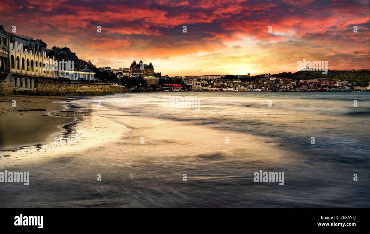 Scarborough Sunrise Over the South Bay et Scarborough Castle, Scarborough, North Yorkshire, Royaume-Uni. Banque D'Images