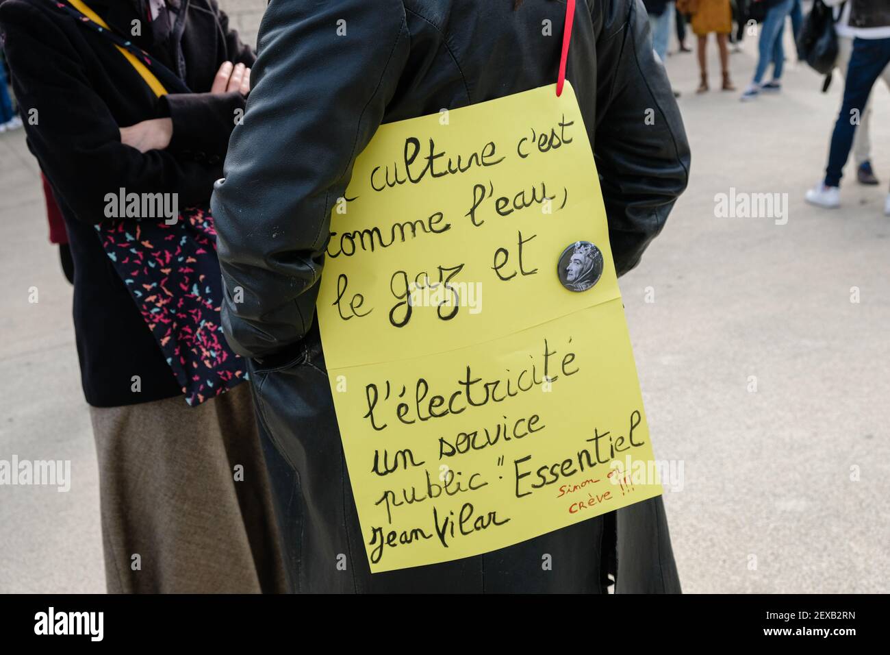 Lyon France 04 Mars 21 Rassemblement Du Monde De La Culture En Face De La Halle Tony Garnier Un Panneau Avec Une Citation De Jean Vilar Sur Un Woma Photo Stock Alamy
