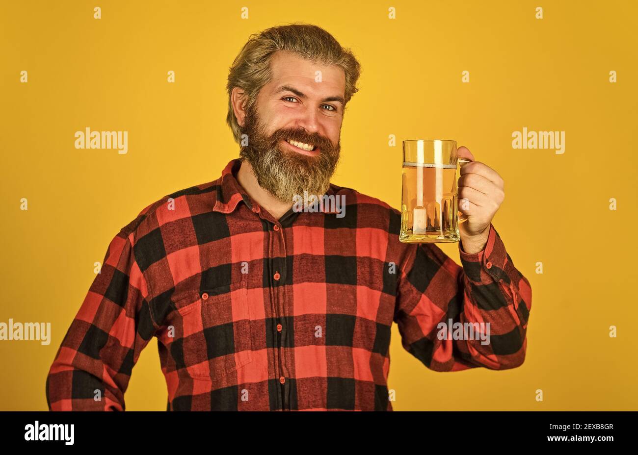 Concept Joyeux Anniversaire Faites De La Gorgee Celebrez Avec De L Alcool Ajouter De La Joie Dans La Vie Homme Barbu Mature Tient Le Verre A Biere Loisirs Et Fetes Homme Qui Boit Concept Joyeux Anniversaire Faites De La Gorgee Celebrez Avec De L Alcool Ajouter De La Joie Dans La Vie Homme Barbu Mature Tient Le Verre A Biere Loisirs Et Fetes Homme Qui Boit