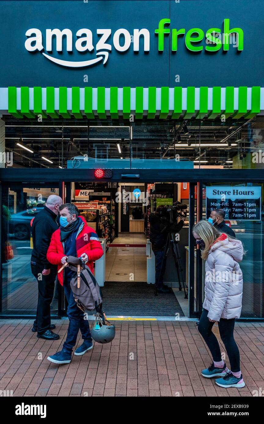 Londres, Royaume-Uni. 4 mars 2021. AmazonFresh, le premier magasin physique  d'Amazon ouvre à Ealing Broadway sans caisses ni caméras de surveillance  high-tech au plafond pour surveiller tous les achats facturés au moment