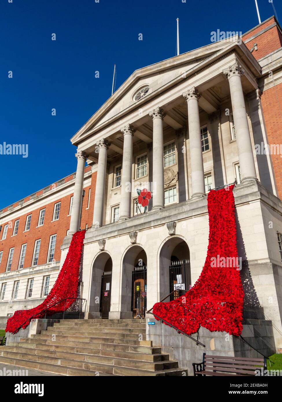 Chesterfield Town Hall Derbyshire England UK drapé de coquelicots rouges pour le jour du souvenir. Banque D'Images