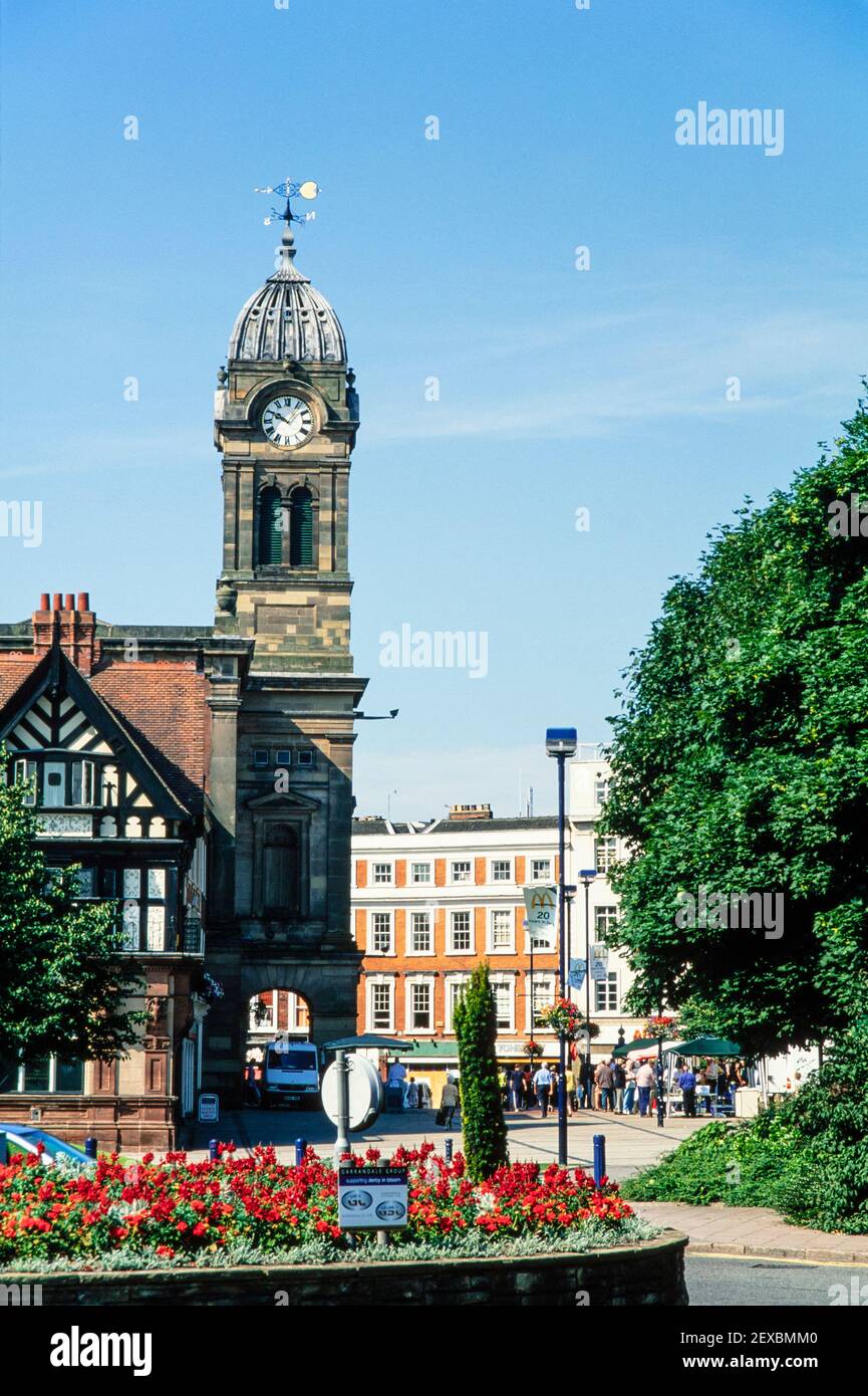 2001 Derby le bureau d'enregistrement de Derby avec le théâtre de Guildhall de Derby dans le centre-ville de Market place Derby Derbyshire Angleterre GB Europe. Cette image a une valeur historique parce qu'un nouveau biulding moderne appelé le Derby QUAD, un centre créatif complet avec cinéma indépendant, galerie d'art, café-bar et espaces d'événements, a été construit en face de o0f le bureau d'enregistrement, le bâtiment à colombages dans le premier plan gauche Banque D'Images