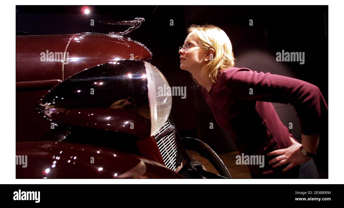 ART DÉCO 1910-1939.......une exposition au musée Victoria and Albert du 27 mars au 20 juillet 2003. !939 Auburn 851 'Boattail' Speedster d'une collection privée. photo David Sandison 24/3/2003 Banque D'Images