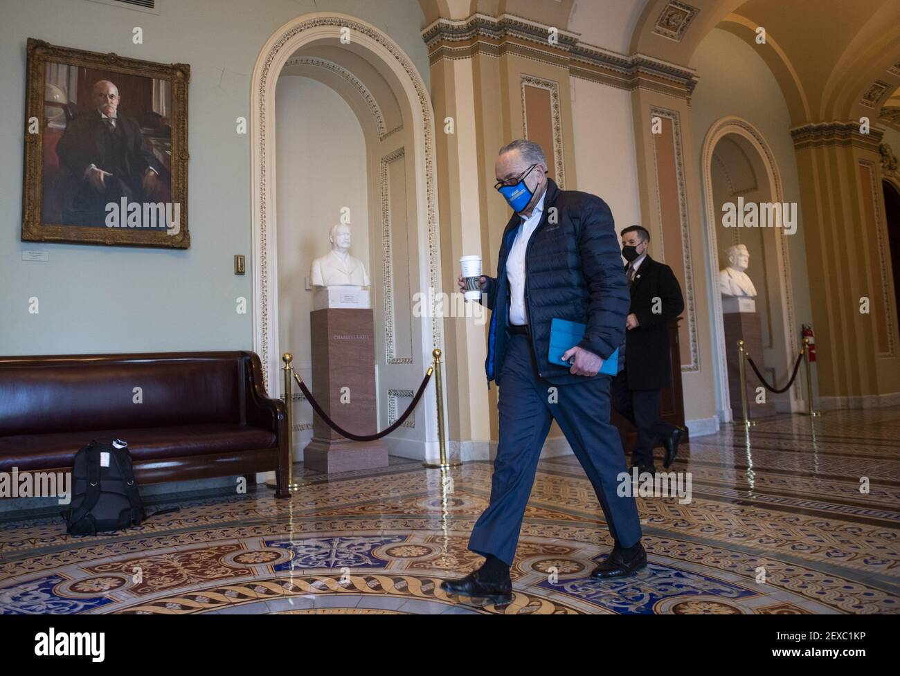 Washington, États-Unis. 04e mars 2021. Le chef de la majorité au Sénat Charles Schumer, de New York, arrive pour la journée au Capitole des États-Unis à Washington, DC, le jeudi 4 mars 2021. Photo de Kevin Dietsch/UPI crédit: UPI/Alay Live News Banque D'Images