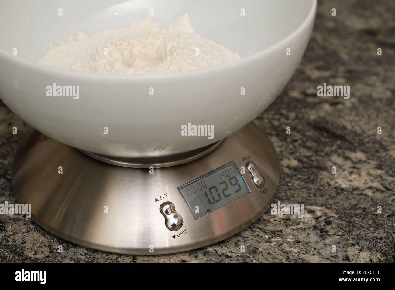 Pesée de la farine pour la cuisson sur une balance numérique. Préparation du pain à la maison. Banque D'Images