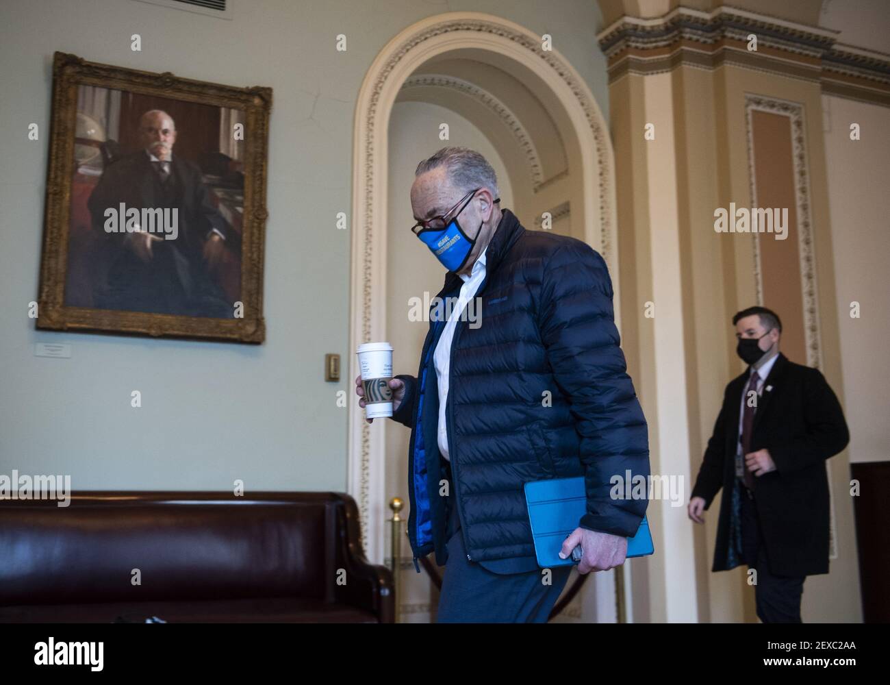 Washington, États-Unis. 04e mars 2021. Le chef de la majorité au Sénat Charles Schumer, de New York, arrive pour la journée au Capitole des États-Unis à Washington, DC, le jeudi 4 mars 2021. Photo de Kevin Dietsch/UPI crédit: UPI/Alay Live News Banque D'Images