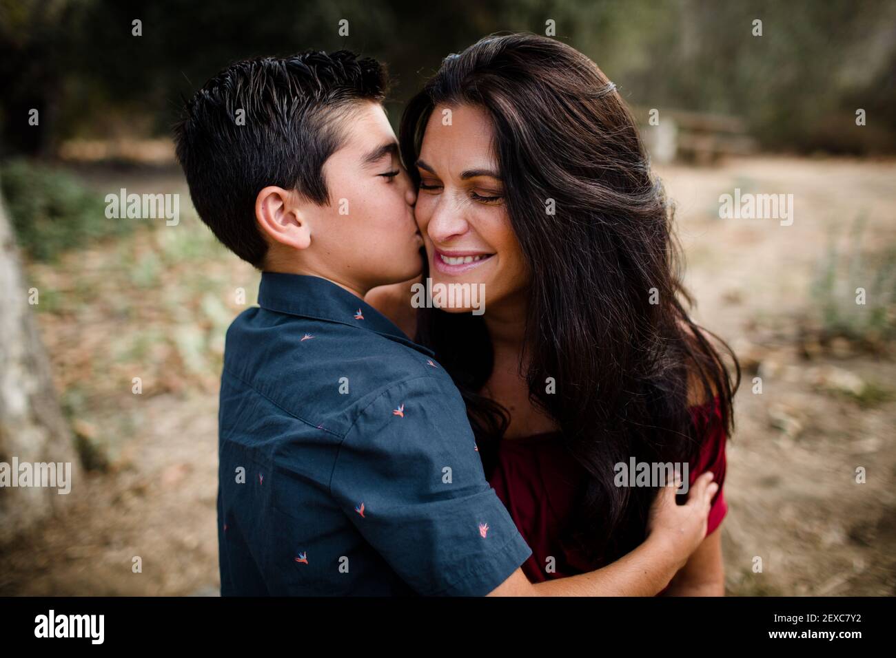Son Kissing mère sur joue à San Diego Banque D'Images