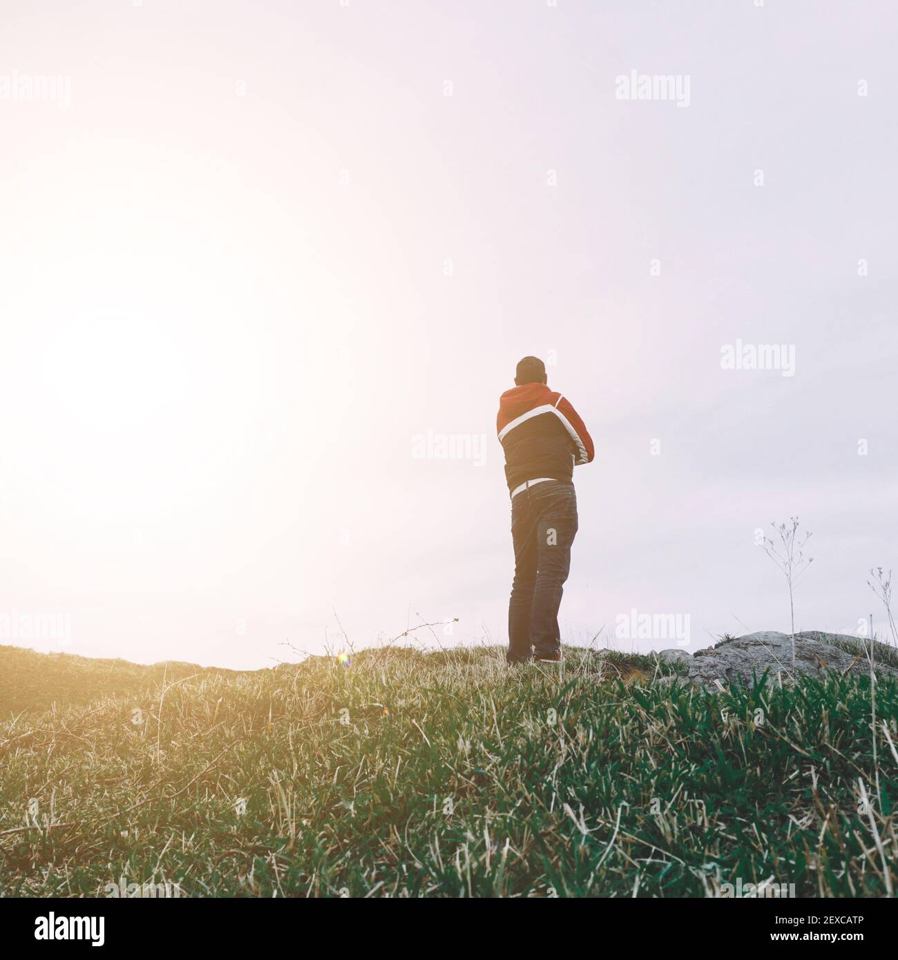Homme trekking dans la montagne à Bilbao, Espagne, moment de méditation Banque D'Images