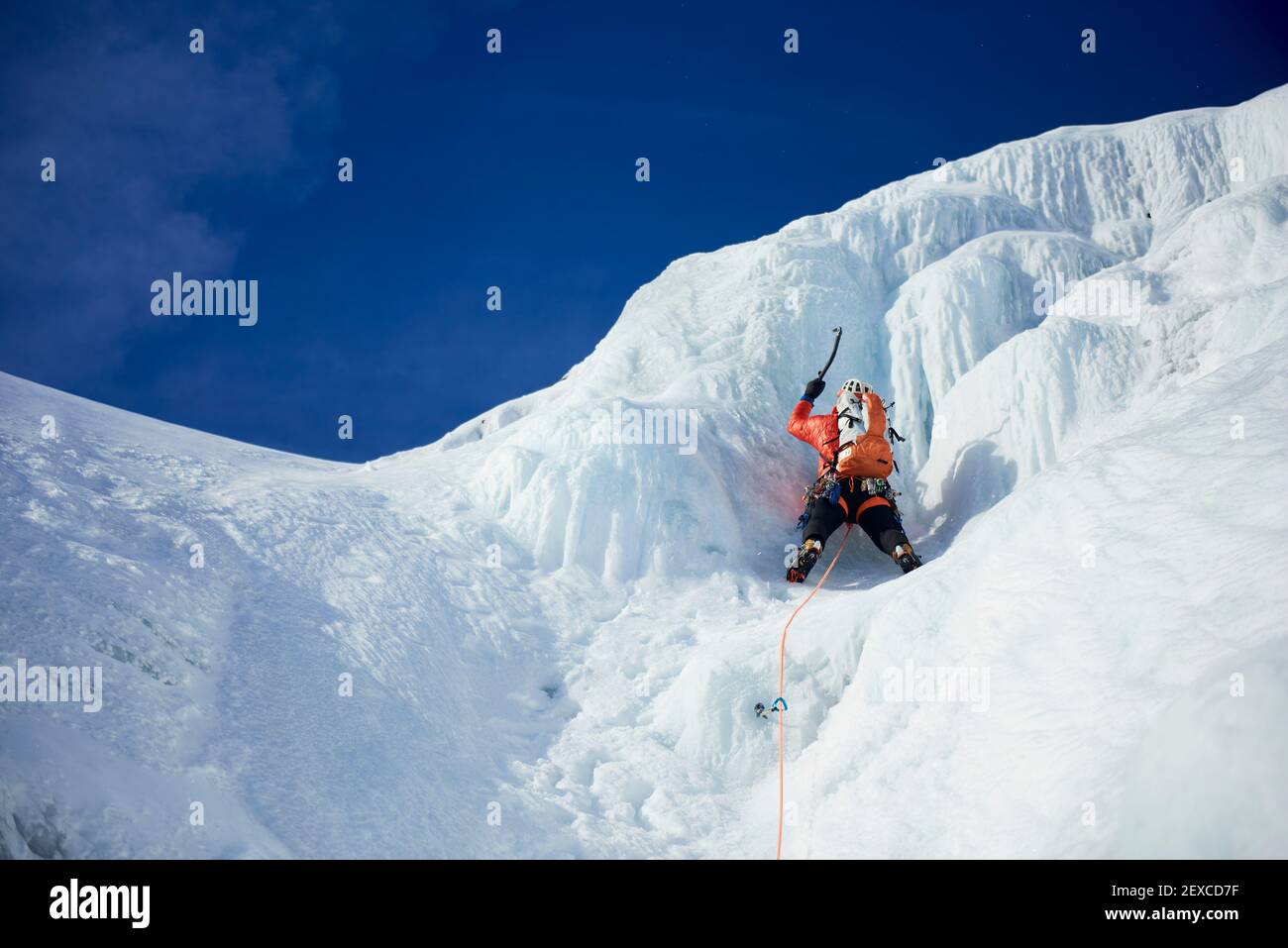 Un guide d'escalade sur glace de sexe masculin mène une ascension sur glace à New Hampshire Banque D'Images