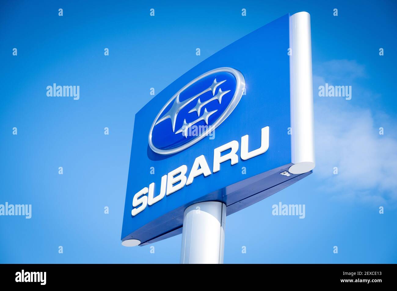 Belle photo spectaculaire et lumineuse du logo de Subaru contre le ciel bleu vif, Twin City Subaru, Berlin, VT, Etats-Unis. Banque D'Images