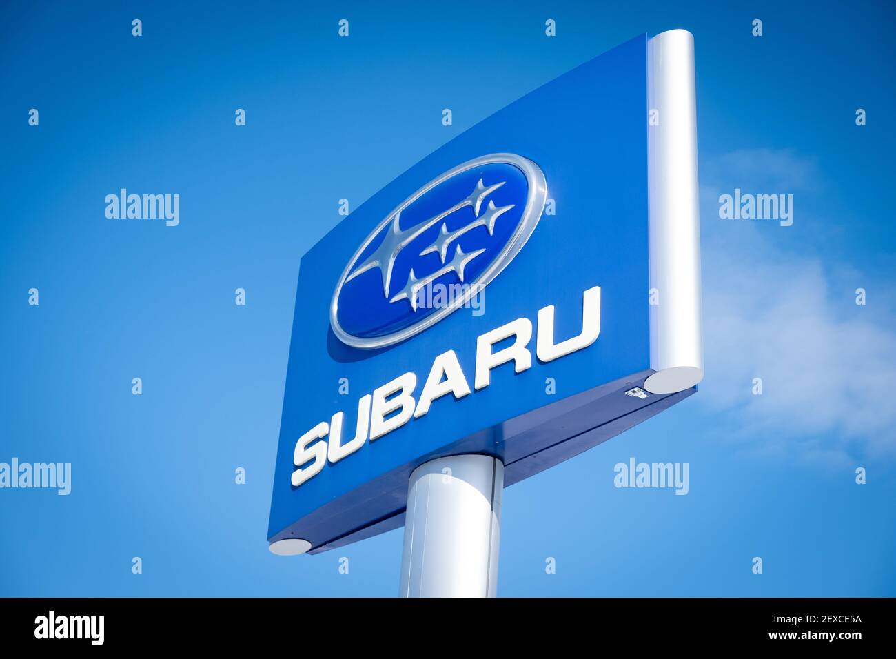 Belle photo spectaculaire et lumineuse du logo de Subaru contre le ciel bleu vif, Twin City Subaru, Berlin, VT, Etats-Unis. Banque D'Images