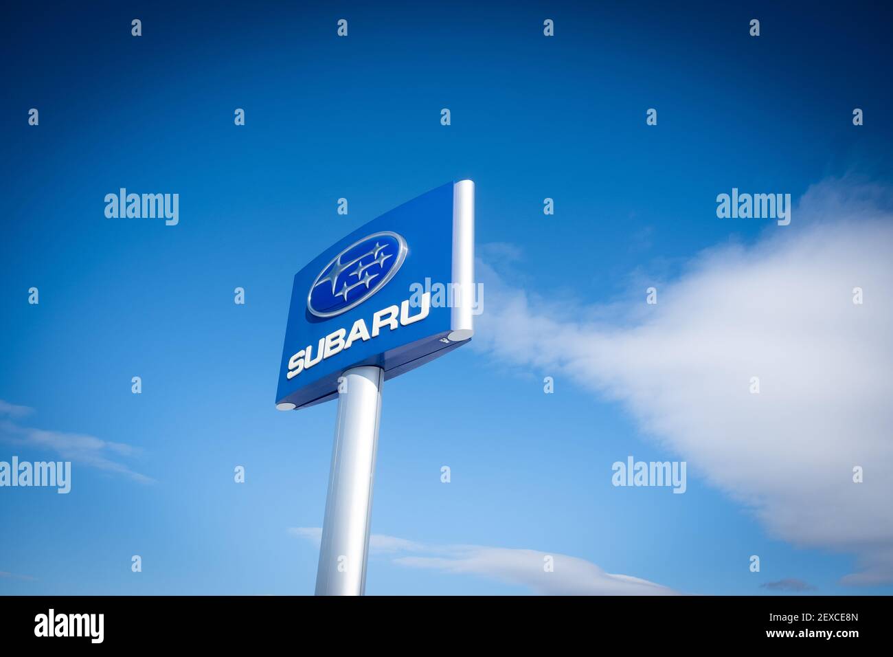Belle photo spectaculaire et lumineuse du logo de Subaru contre le ciel bleu vif, Twin City Subaru, Berlin, VT, Etats-Unis. Banque D'Images