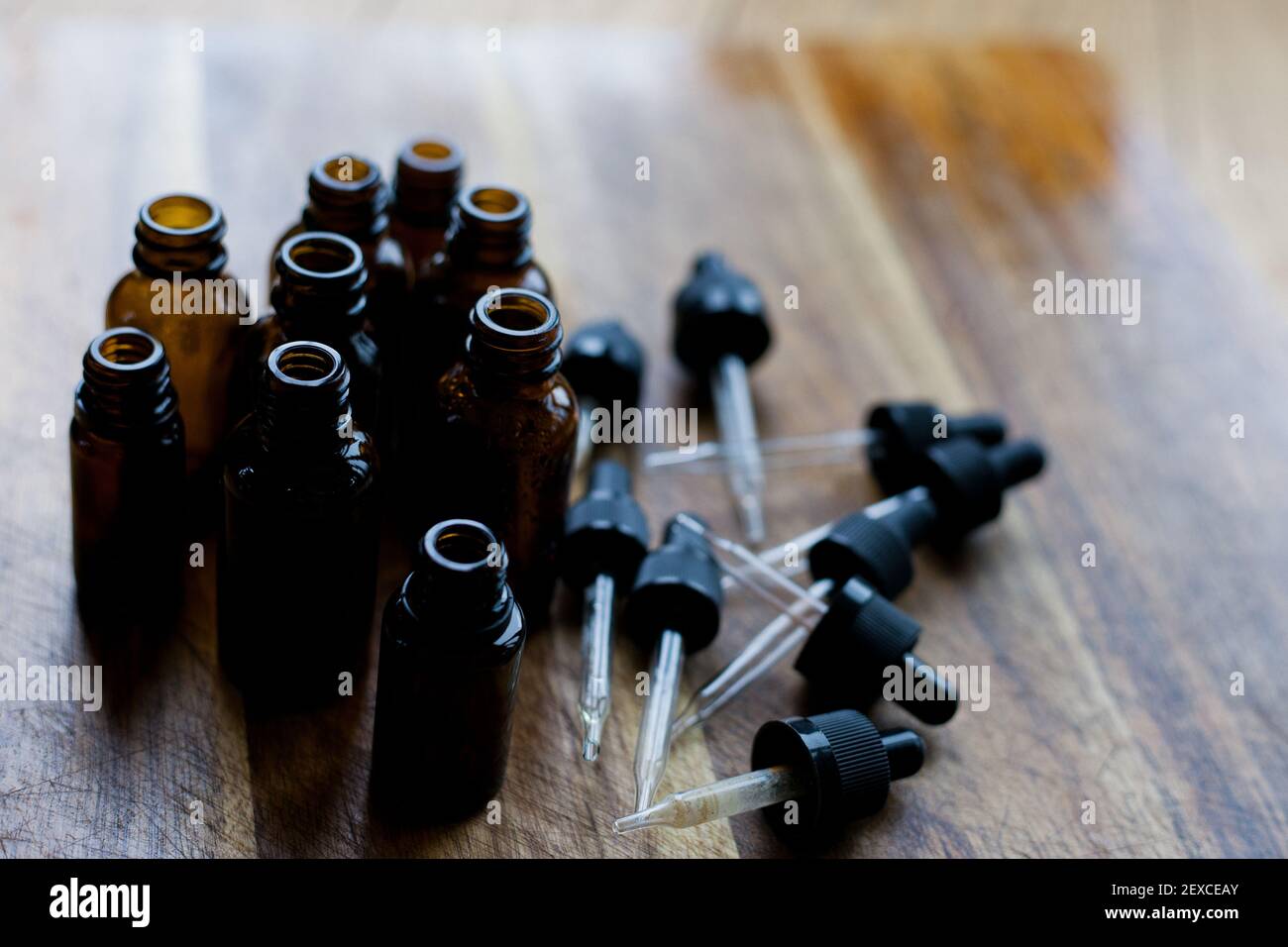 pose à plat de flacons compte-gouttes en verre ambré vides Banque D'Images