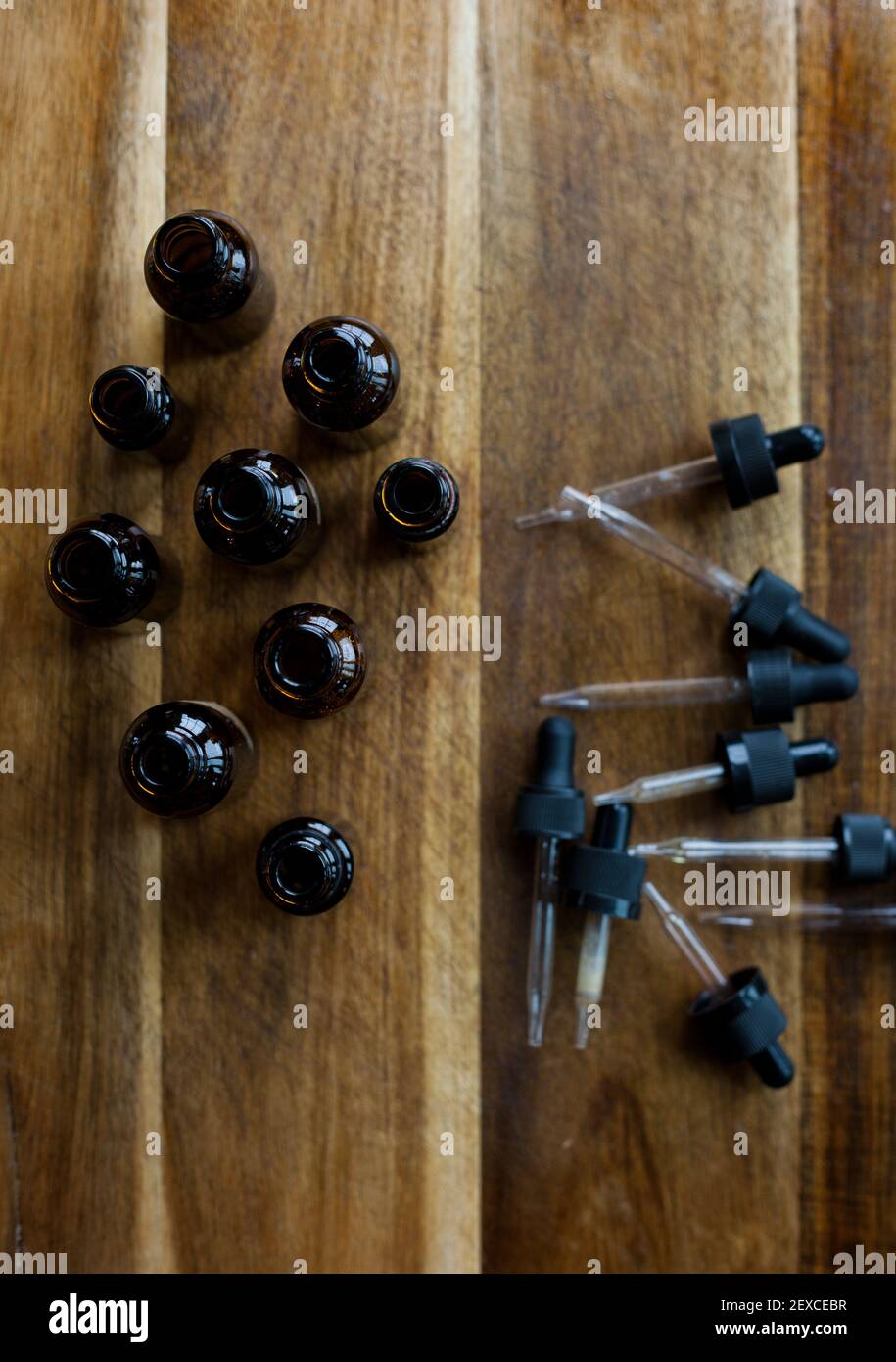 pose à plat de flacons compte-gouttes en verre ambré vides Banque D'Images