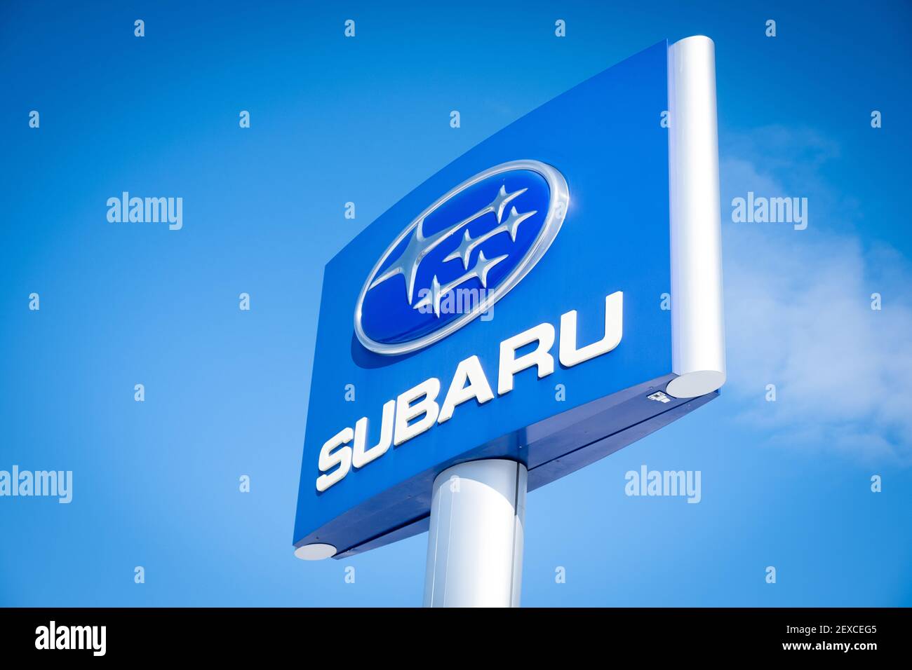 Belle photo spectaculaire et lumineuse du logo de Subaru contre le ciel bleu vif, Twin City Subaru, Berlin, VT, Etats-Unis. Banque D'Images