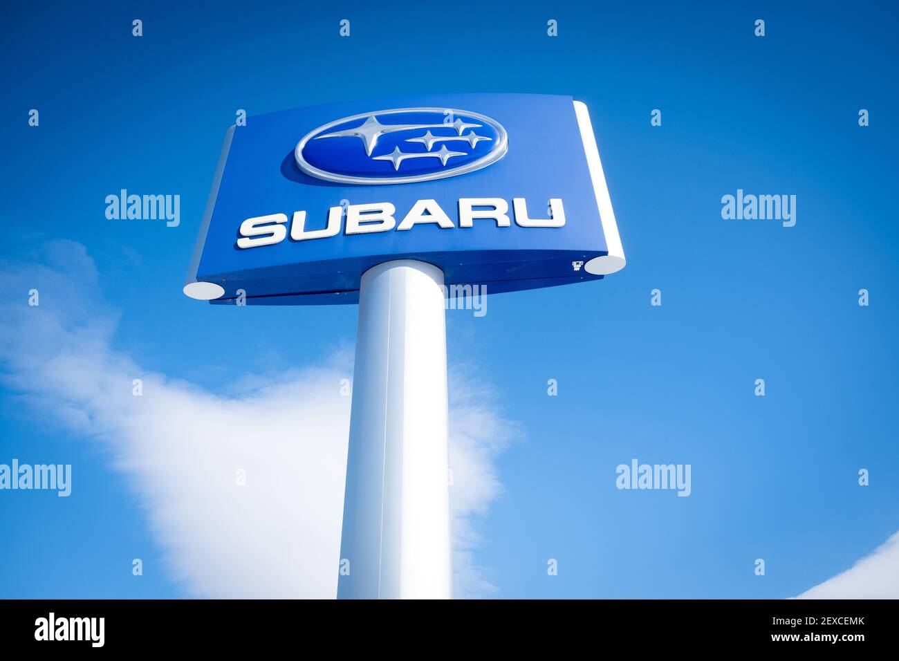 Belle photo spectaculaire et lumineuse du logo de Subaru contre le ciel bleu vif, Twin City Subaru, Berlin, VT, Etats-Unis. Banque D'Images
