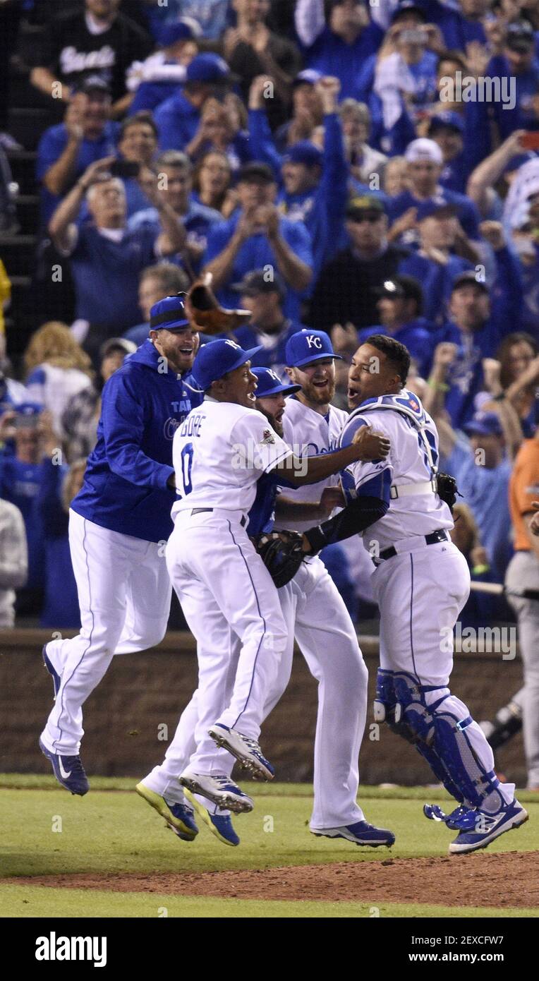 Les Royals de Kansas City célèbrent après avoir éliminé les Astros de Houston avec une victoire de 7-2 dans le jeu 5 des ALDS le mercredi 14 octobre 2015, au stade Kauffman à Kansas City, Missouri (photo de Tammy Ljungblad/Kansas City Star/TNS) *** Veuillez utiliser le crédit du champ de crédit *** Banque D'Images