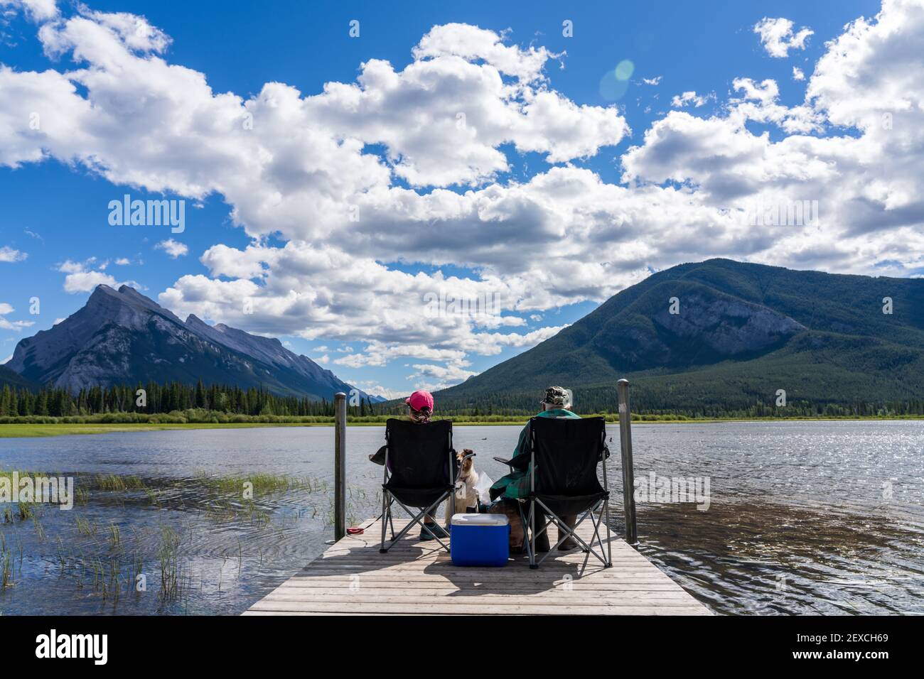 Touristes ayant un pique-nique au point de vue des lacs Vermilion, se détendre et profiter du paysage en été. Parc national Banff, Rocheuses canadiennes Banque D'Images