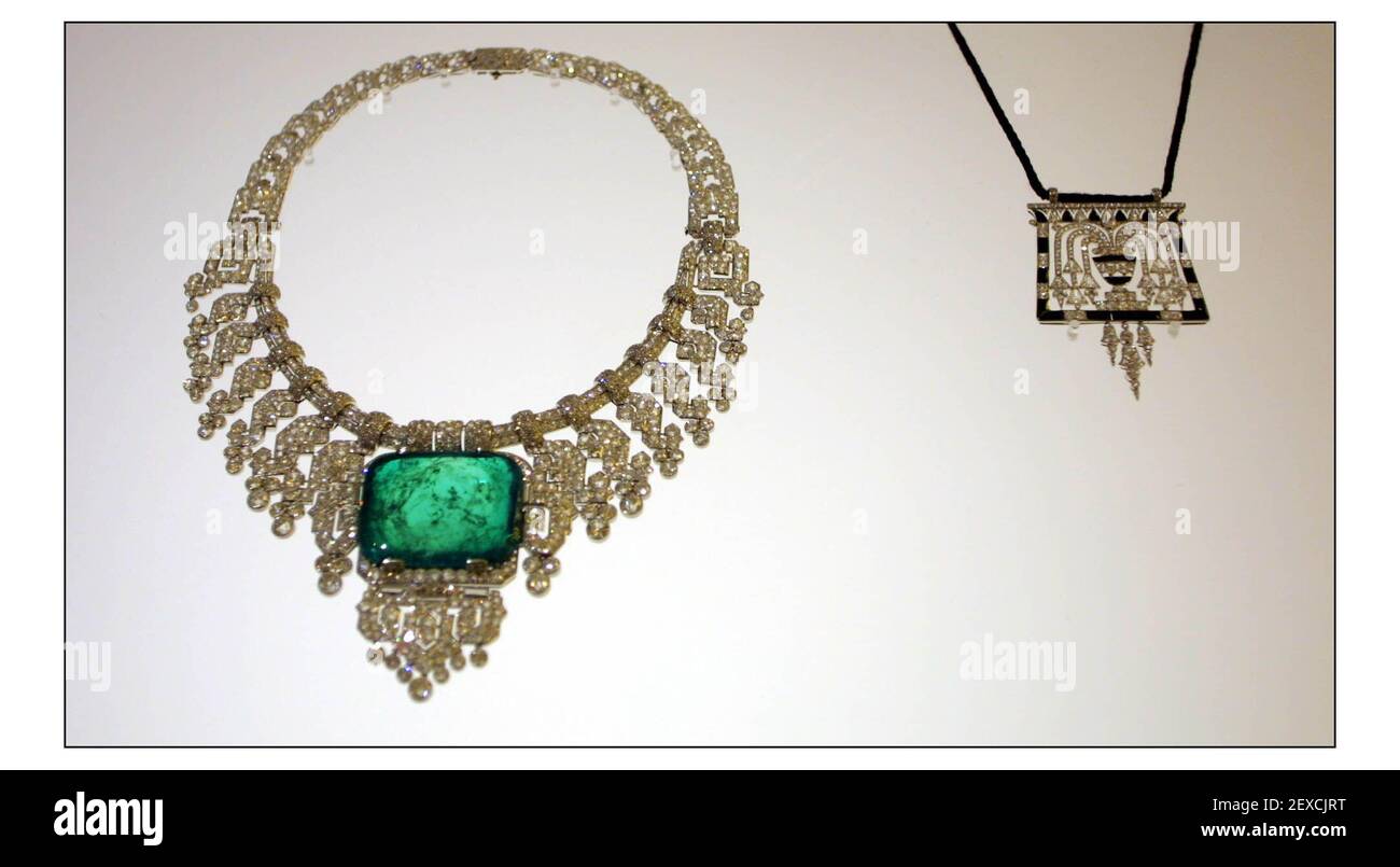 ART DÉCO 1910-1939.......une exposition au musée Victoria and Albert du 27 mars au 20 juillet 2003. Cartier Jewelery...(lt) 'Perse style' collier de frange-Platine, Emeraude et diamants et (rt) pendentif pylône - Diamant et onyx dans le décor de platine noir ouvert pic David Sandison 24/3/2003 Banque D'Images